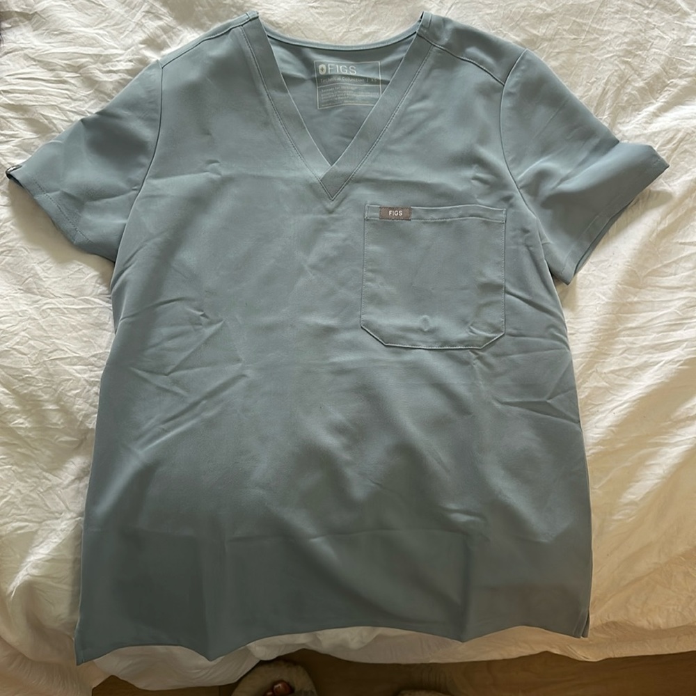 Figs One Pocket Katarina Top. COLOR: dusty blue. Never been wore SIZE XS.